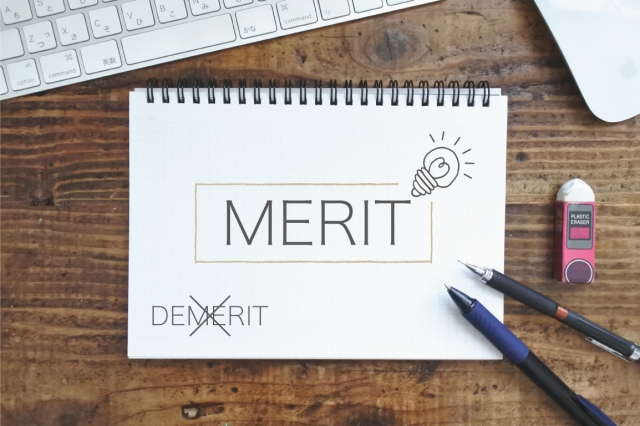 机とノートに「MERIT」の文字