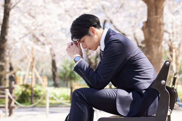 心配事で悩む日本人男性ビジネスマン