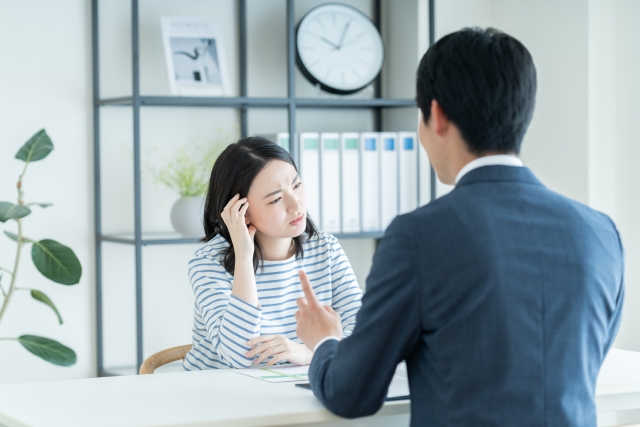 悩むを相談する若い女性