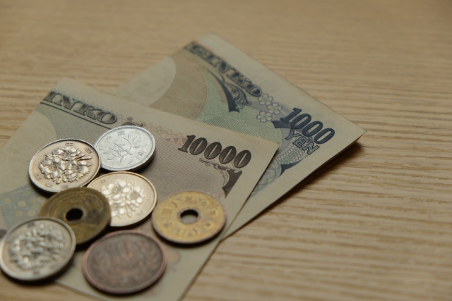 お金イメージ　紙幣と硬貨の背景素材