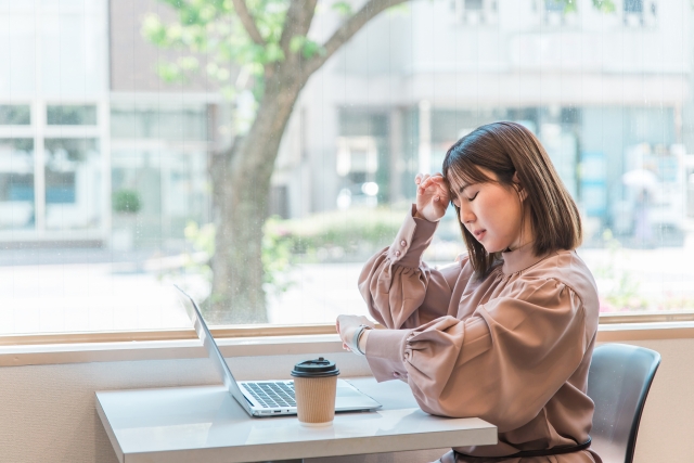 仕事が忙しくて悩む日本人ビジネスウーマン