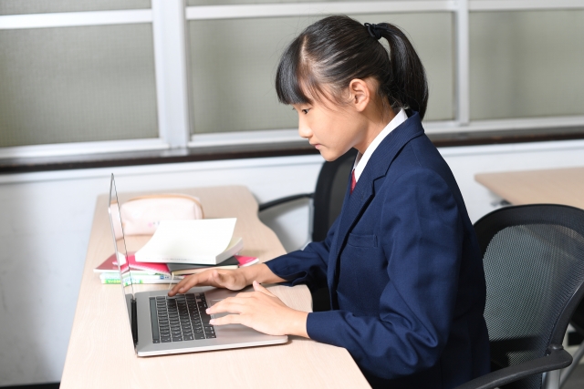 パソコン操作をする女子学生