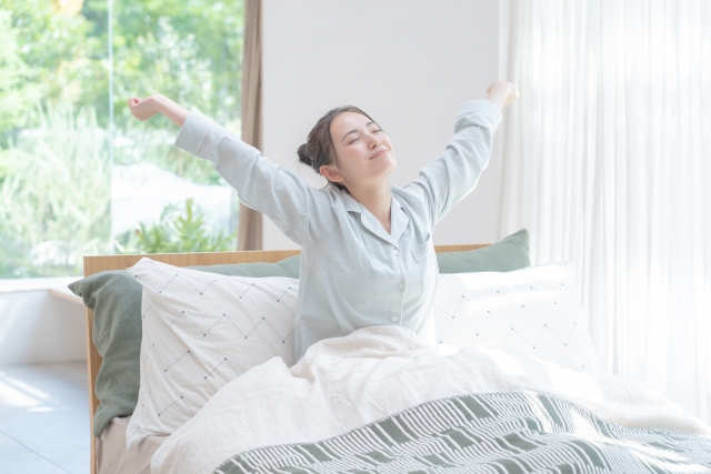 寝起きの女性