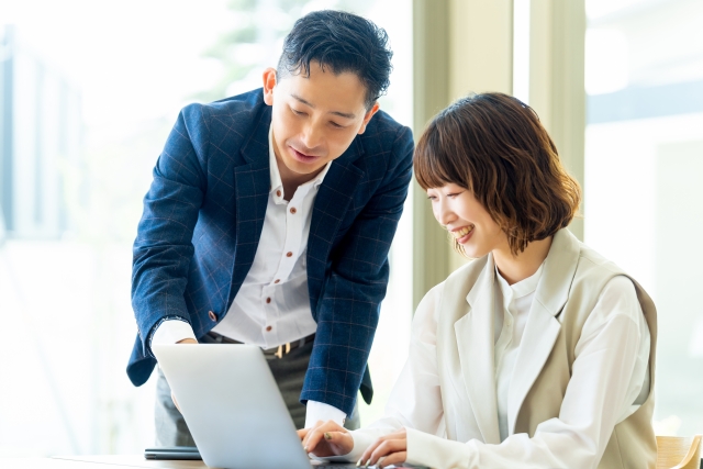 ミーティングをする男女のビジネスマン