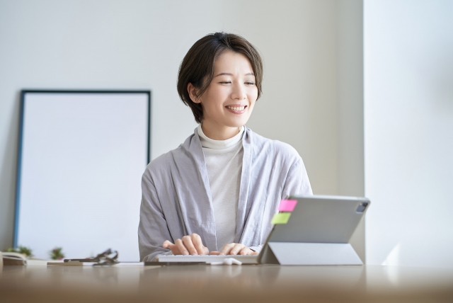 室内で仕事をする女性