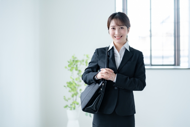 若いスーツを着た日本人女性