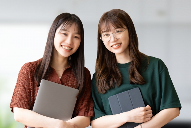 2人の仲良しビジネスウーマン