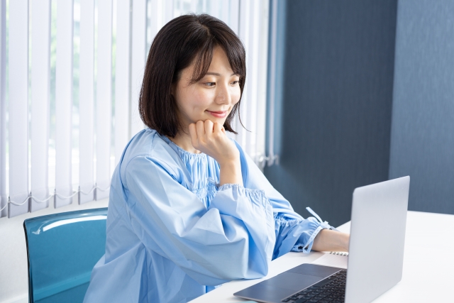 PCを見ながら考える女性01