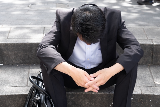 うなだれる男性
