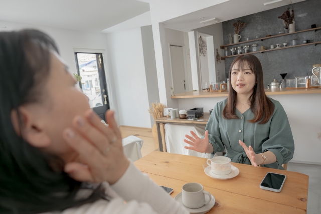 話を聞く女性と熱弁する女性