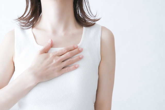 胸に手を当てる女性　心配