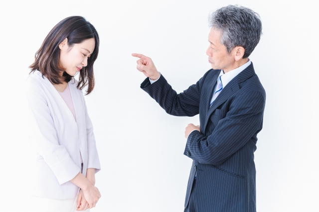 社員のミスを叱責する上司