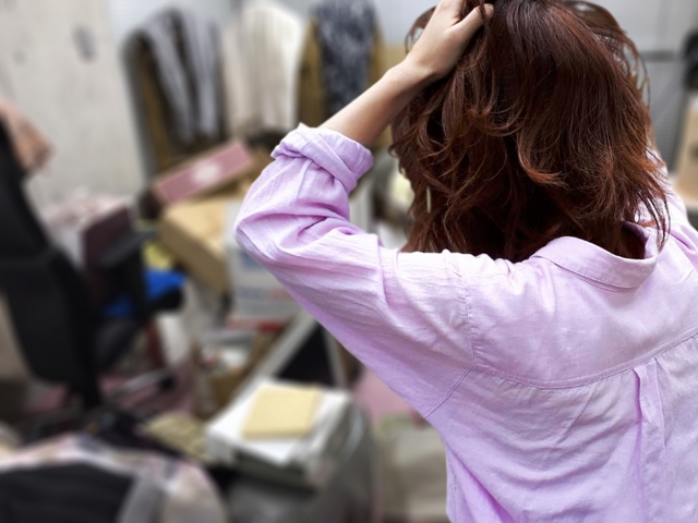 汚部屋を片付け中の女性