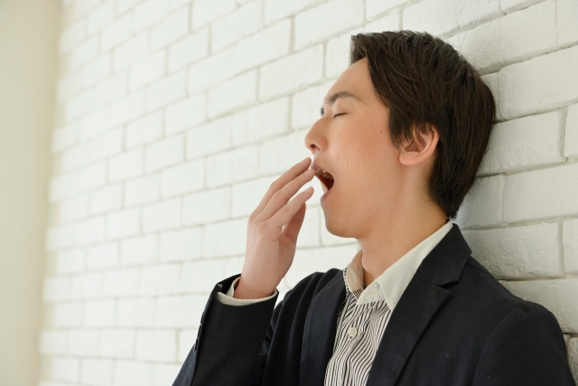 あくびをしている男性