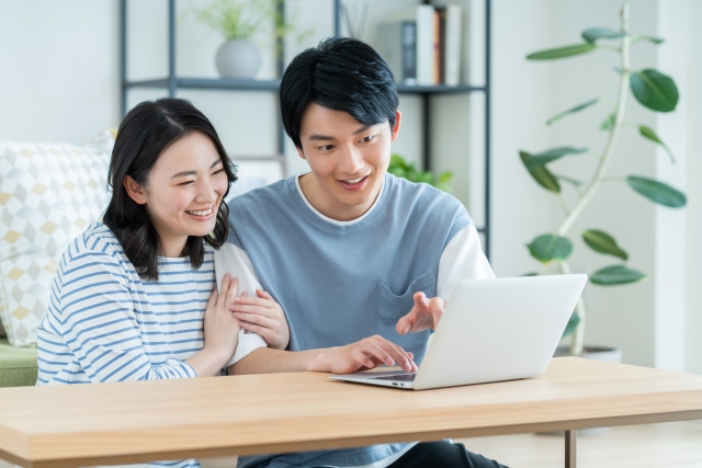 パソコンを使う若い夫婦