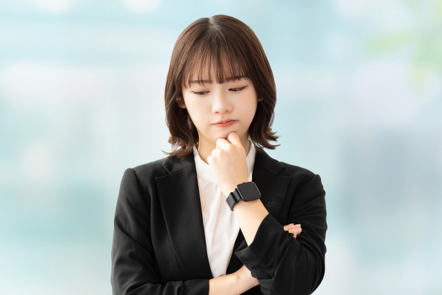 考えごとをする若い女性・ビジネスウーマン