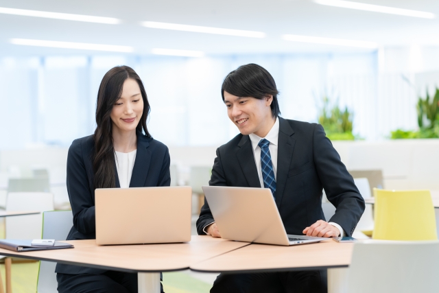 会議をする男女のビジネスマン