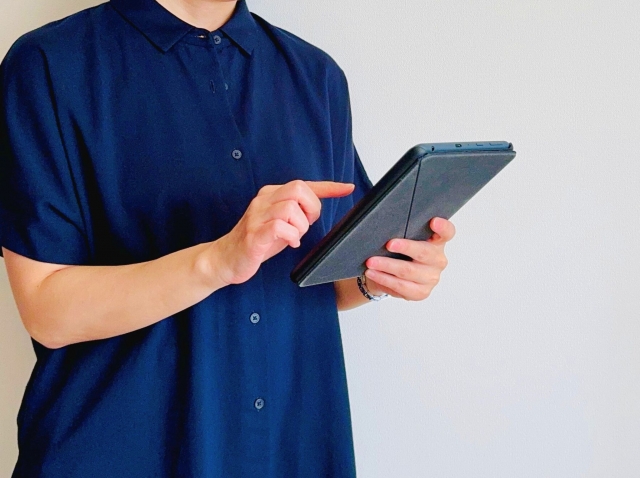 タブレットを操作する女性