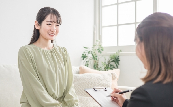 面談している女性