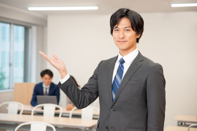 オフィスにいるビジネスマン