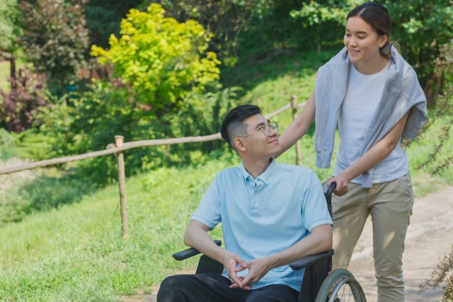 車椅子を押す女性1