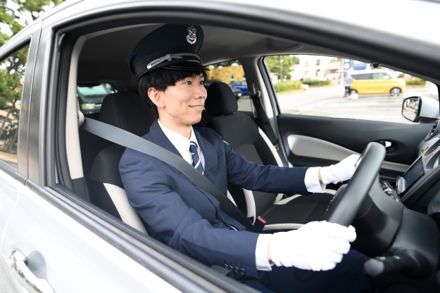 タクシーを運転する男性ドライバー