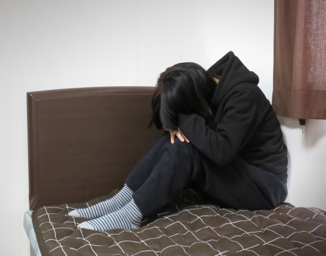 引きこもって落ち込む女性