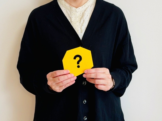 クエスチョンマークを持つ人