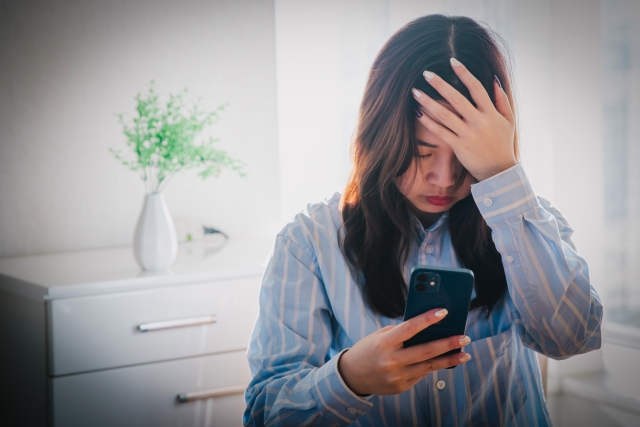 連絡を恐れる女性