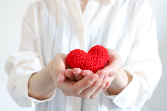 ハートを持つ手