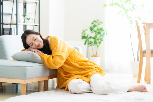 リビングでくつろぐ女性