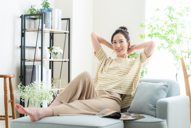 部屋でくつろぐ女性