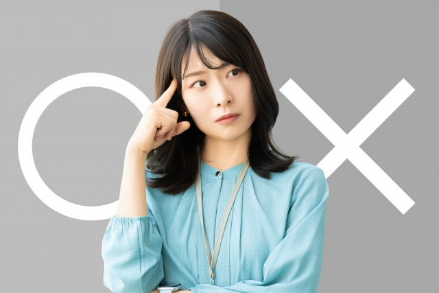丸とバツで悩む女性