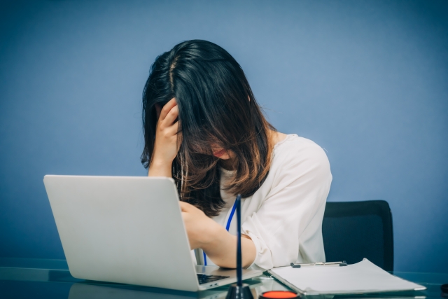 仕事中に落ち込む女性
