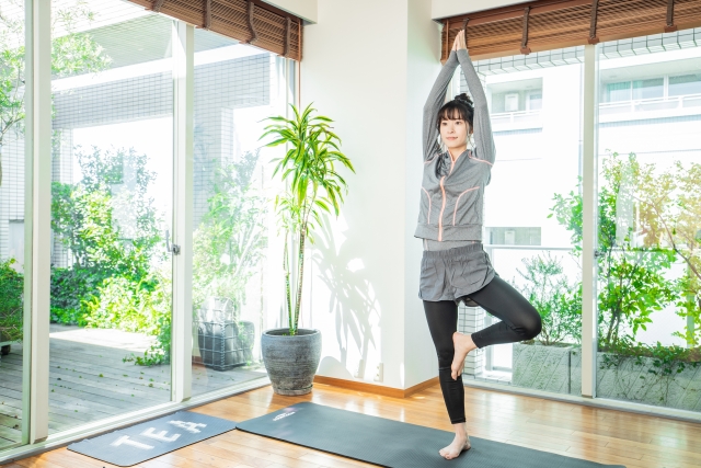 部屋でヨガをする女性