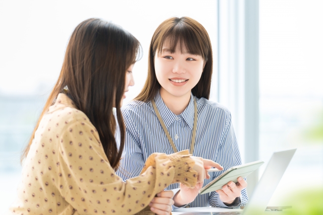 ミーティングをする2人のビジネスウーマン