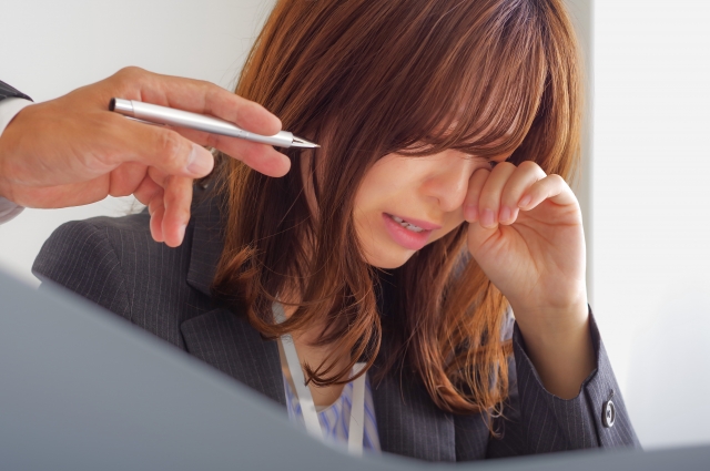 注意されて泣くビジネスウーマン