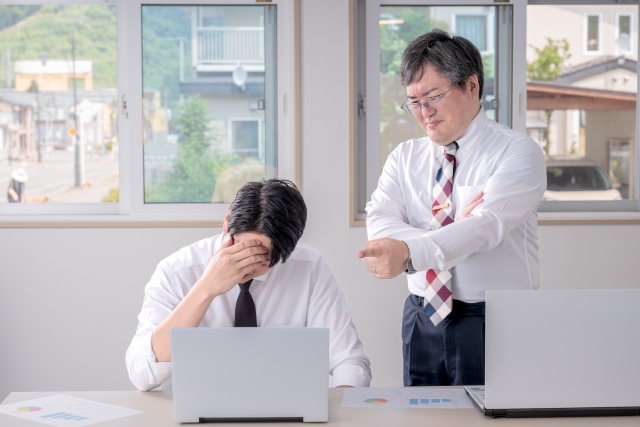 落ち込むビジネスマンと上司
