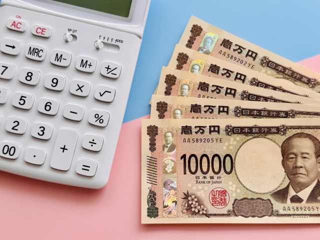 お金（現金5万円）と白い電卓