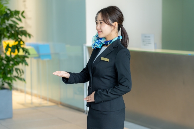 受付の若い女性