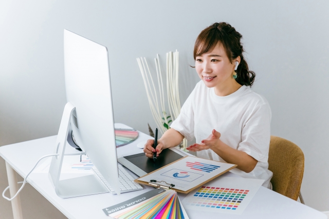 WEB会議するデザイナーのアジア人女性
