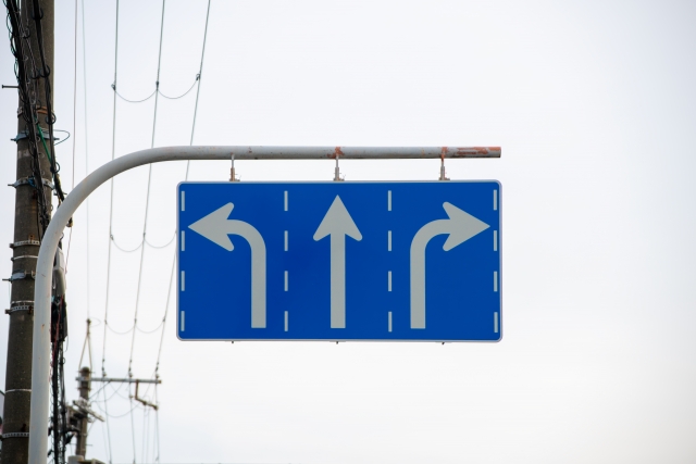 3車線の進行方向別通行区分の道路標識