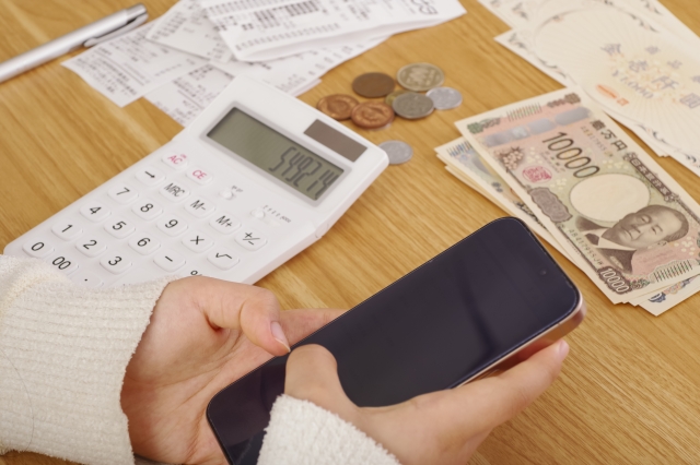 家計管理をする女性