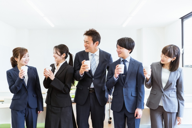 コーヒーを飲みながら談笑するビジネスパーソン