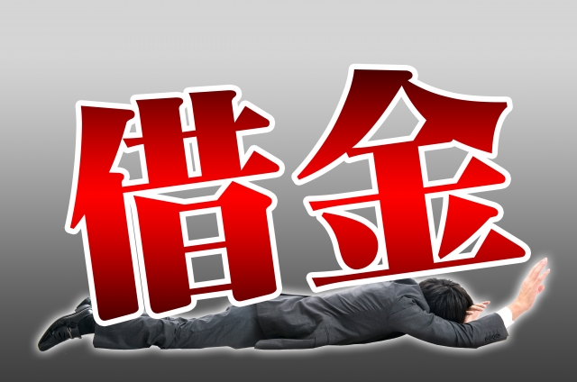 文字に潰されるスーツの男性