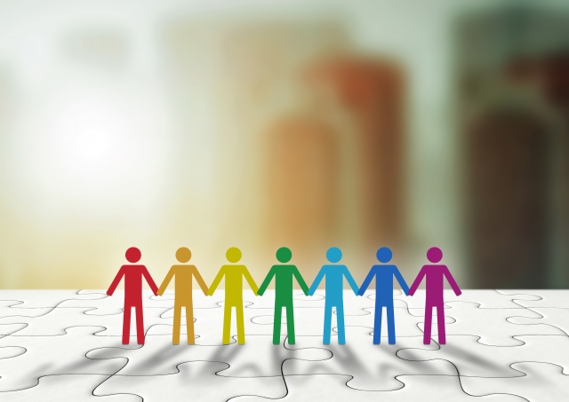 パズルと手を繋ぐ人　輝く街並み