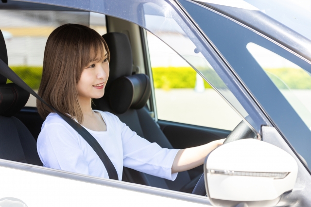 車を運転する女性