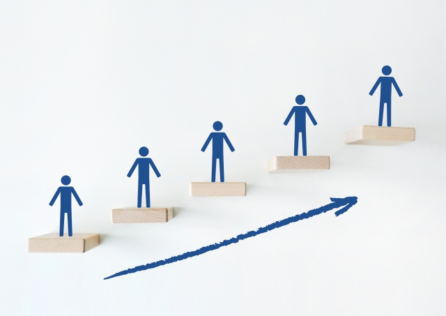 階段と人の上昇イメージ ステップアップ