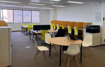 事業所内部の一室です。広く明るい、働きやすい場所です。