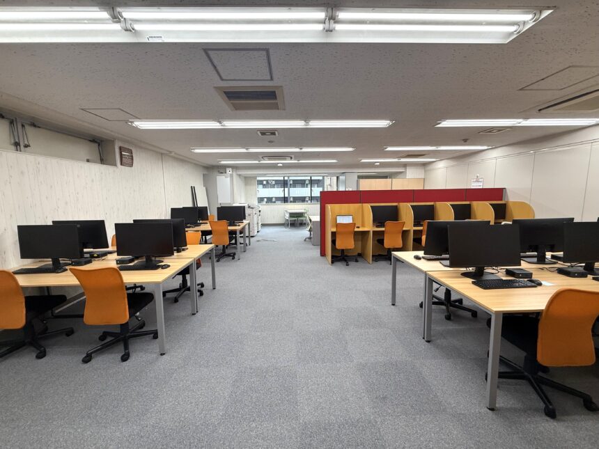 事業所内部の一室です。数多くのPCを揃えております。